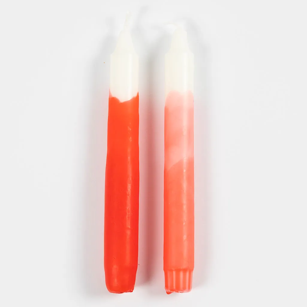 2 rood gedipte kaarsen. 1 laat de gradatie zien en de ander laatr een solidew kleur zien van de dip