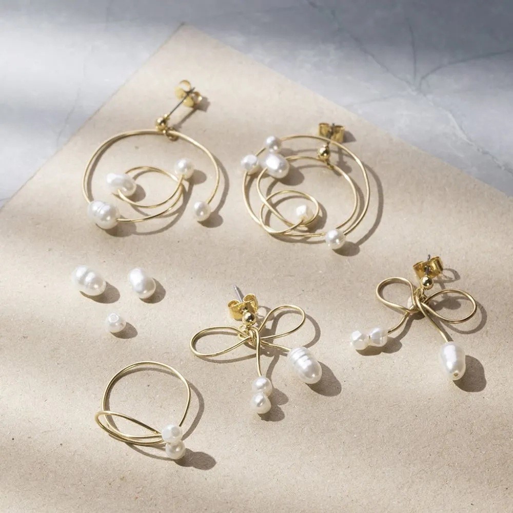Delicate oorbellen van sieradendraad en ring