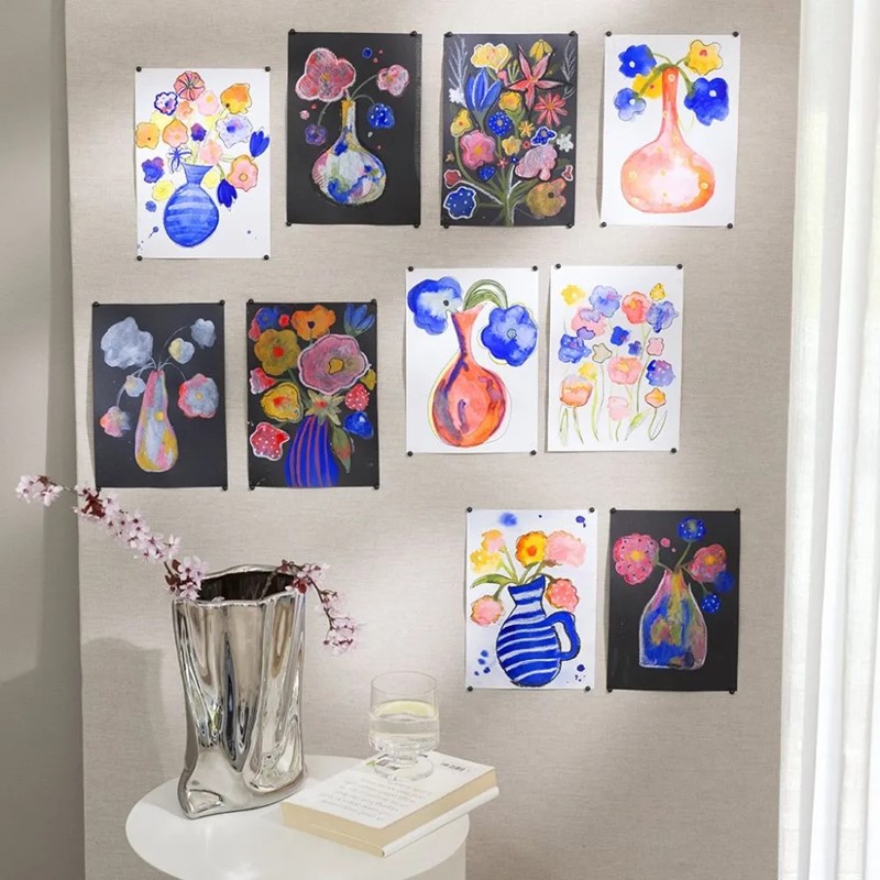 Kunstwerk met waterverf, oliepastel en stift